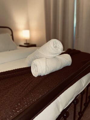 One white cotton body towel per guest