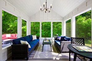 Chicory Cottage is a private retreat located within walking distance to Kangaroo Lake public access - one of the most desirable neighborhoods in Door County.