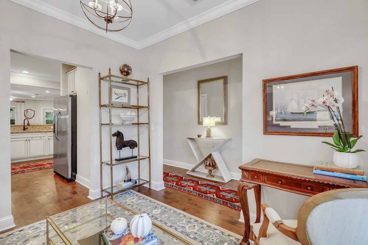Comfy, Stylish & Convenient Townhome Close to Beach!