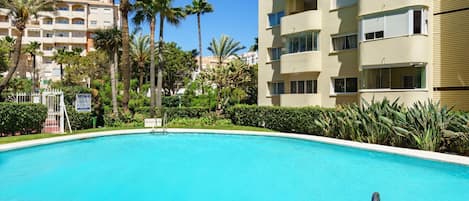 Edificio, Tiempo De Día, Propiedad, Agua, Ventana, Planta, Cielo, Azur, Árbol, Piscina