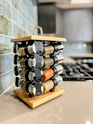 Spice rack with 16 spices.
Extra Himalayan salt and peppercorn are available.