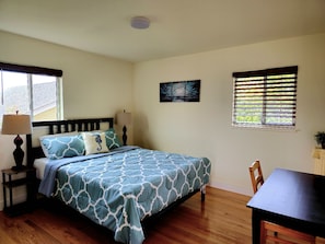Bedroom 2 : Queen bed (upstairs)