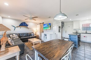interior - Dining area overlooking living area and kitchen