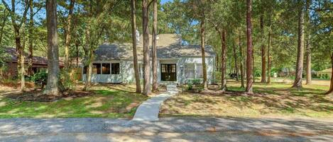 Woodland Haven: Charming Hideaway Among The Oaks - The Woodlands, TX