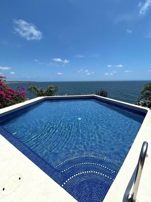 Front pool-spectacular views, loungers, umbrellas &100 foot drop to the ocean!