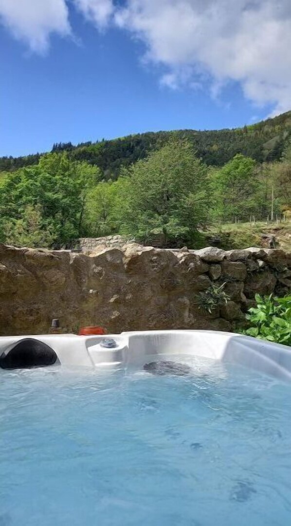 Outdoor spa tub