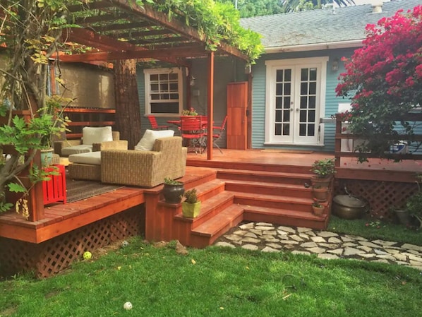 huge backyard that is quiet and peaceful in the heart of weho