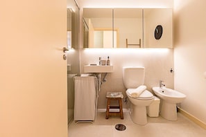 Full bathroom with modern finishes for maximum confort #bathroom #shower