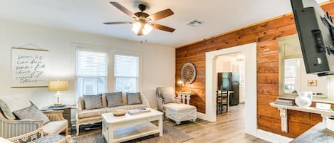 Waco Vacation Rental | 2BR | 1.5BA | 1,372 Sq Ft | Steps Required to Enter