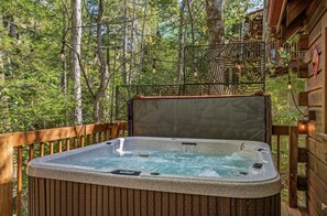 Private XL 6 person hot tub