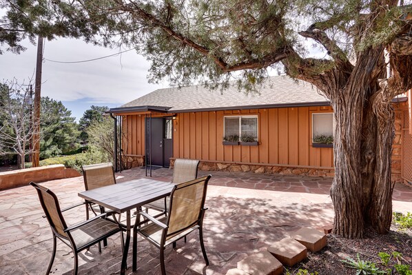 Sedona Vacation Rental | 2BR | 1BA | 900 Sq Ft | Step-Free Access