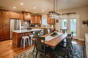 Dining Area & Kitchen