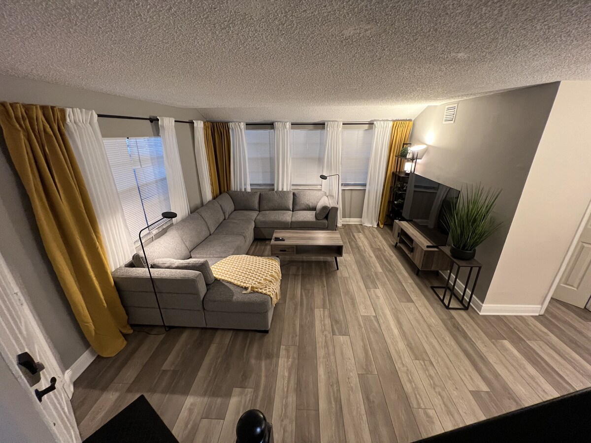 Townhouse that sleeps 8 Close to college/university 15 mins from airport & Mall