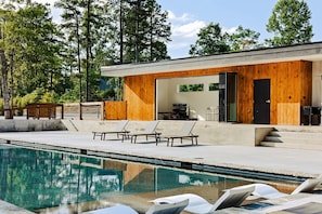Sun’s out, pool’s open! Enjoy access to the community pool, now available daily from 9 AM to 10 PM. Whether you’re floating in the sun or enjoying an evening dip, it’s a peaceful way to recharge between mountain adventures.