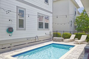 Swim in heated pool, BBQ, lounge