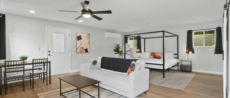 Studio Casita Guest House - King bed, futon couch, & dining