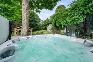 Bañera de hidromasaje al aire libre