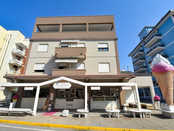 Bâtiment, Propriété, Ciel, Fenêtre, Design Urbain, Ombre, Quartier, Condominium, Matériel De La Propriété, Zone Résidentielle
