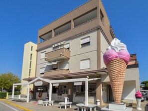 Sky, Building, Neighbourhood, Tree, Residential Area, Condominium, Facade, Shade, Urban Design, Commercial Building