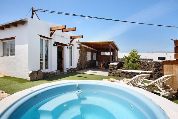 Outdoor spa tub