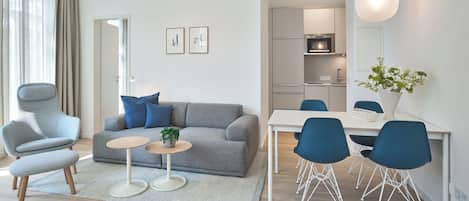 Wohn-Essbereich mit Couch, Sessel und Esstisch