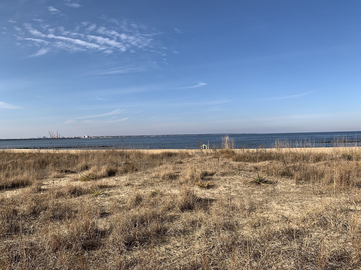Captains Quarters by the Bay – Walk to the Beach with your Pet. Smart TV w/ WIFI