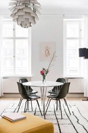 Moderner Charme & lebendige Einrichtung durch die ganze Wohnung.