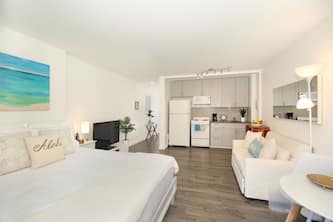 Renovated Waikiki Studio! City View, Full Kitchen, Free Wi-Fi & Parking, Pool