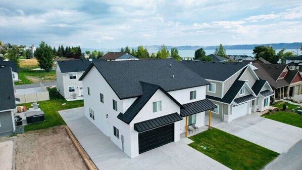 Aerial view of home w/ view of lake