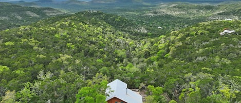 Escape to the secluded Backbone Vista Cabin!