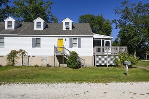 This delightful Duplex sleeps 6 & is tucked away on a quiet street.