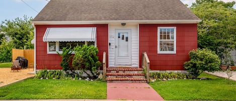 Welcome to Little Red Cottage in the heart of Chincoteague Island!