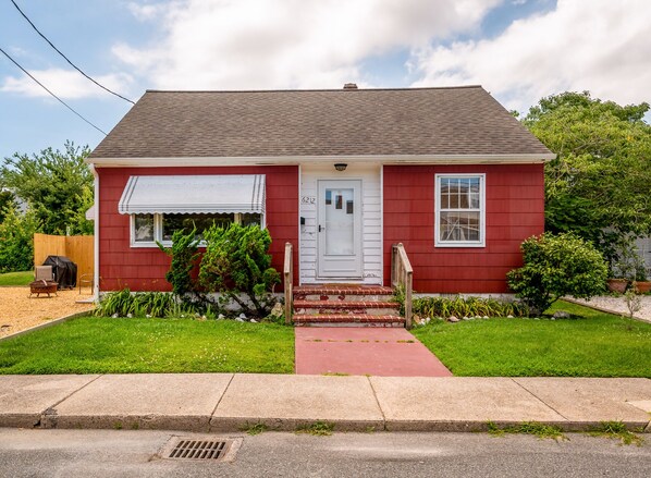 Welcome to Little Red Cottage in the heart of Chincoteague Island!