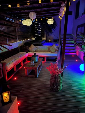 Indoor spa tub