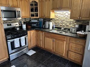 
Keurig machine
Air fryer
Toaster
Microwave
Tea kettle
Dunkin’ Donuts
Black tea