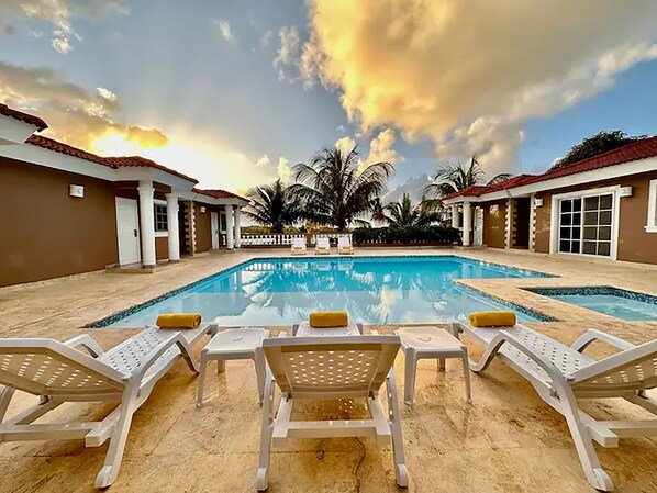 Swimming pool & relaxing sun loungers 