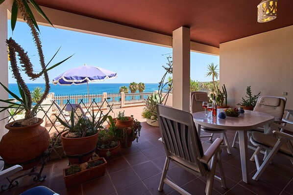 Terrasse mit Sonnenliegen und Meerblick