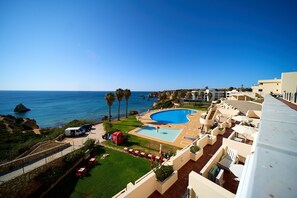 Aussicht auf die Poolanlage und die Bucht von Praia Dona Ana