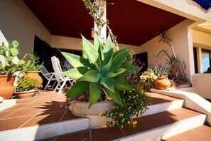 Teilüberdachte Terrasse mit zentraler Treppe und Meerblick 