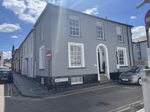 Stunning Georgian detached house in City Centre with parking