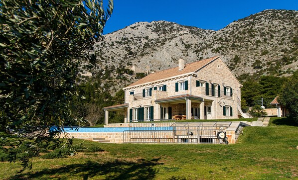 Elegant Brac Villa | 4 Bedrooms | Villa Beachfront Oasis | Stunning Sea Views & Walking Distance to Beach | Murvica by Villamore