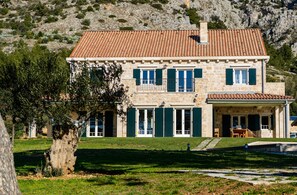 Elegant Brac Villa | 4 Bedrooms | Villa Beachfront Oasis | Stunning Sea Views & Walking Distance to Beach | Murvica by Villamore