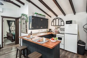 Kitchen/bar dining