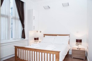 The bedroom, furnished with an ample wardrobe, offers a spacious, bright and airy atmosphere. Complete with a comfortable double bed that promises a good night's sleep. The large window allows for plenty of natural light to flood the room.