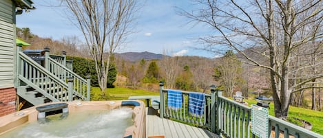 Balsam Grove Vacation Rental | 2BR | 1BA | 1,800 Sq Ft | 6 Steps to Access