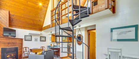 Weaverville Vacation Rental | Studio | 1BA | Stairs to Access | 900 Sq Ft