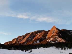 2 blocks from Chautauqua Park and the majestic Flatirons