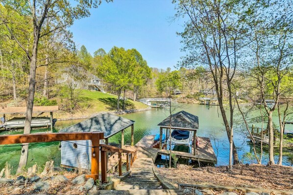 A sloping lawn with access to the peaceful lake.