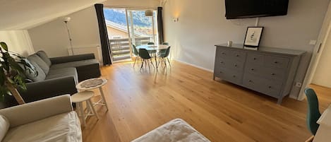 Ferienwohnung Ferientraum Kampenwand 80 qm, separates Schlafzimmer, West-Balkon-Wohnraum