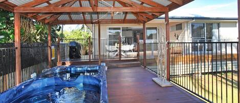 Outdoor spa tub